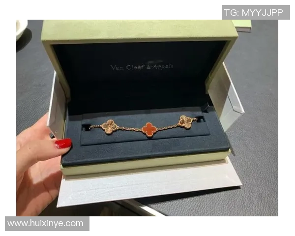 五花手链与明星篮球的完美结合展现时尚与运动的魅力